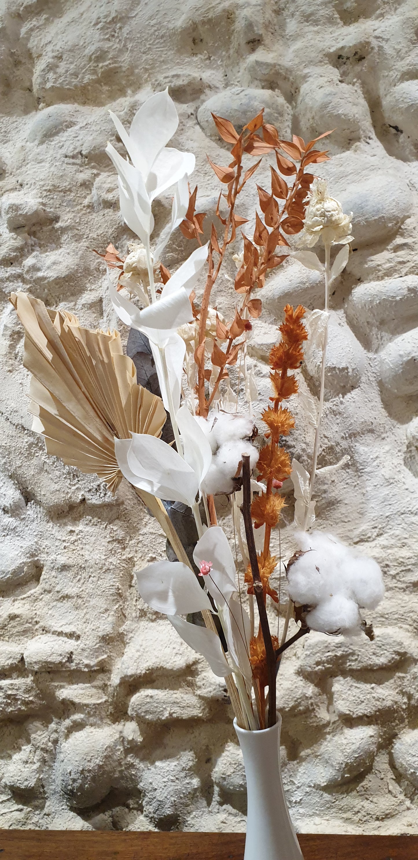 Bouquet de fleurs séchées en vase blanc